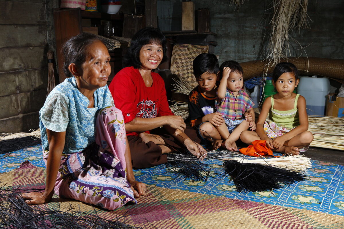 ibu nela (en rouge) est la responsable du groupe de tressage à mandomai ;