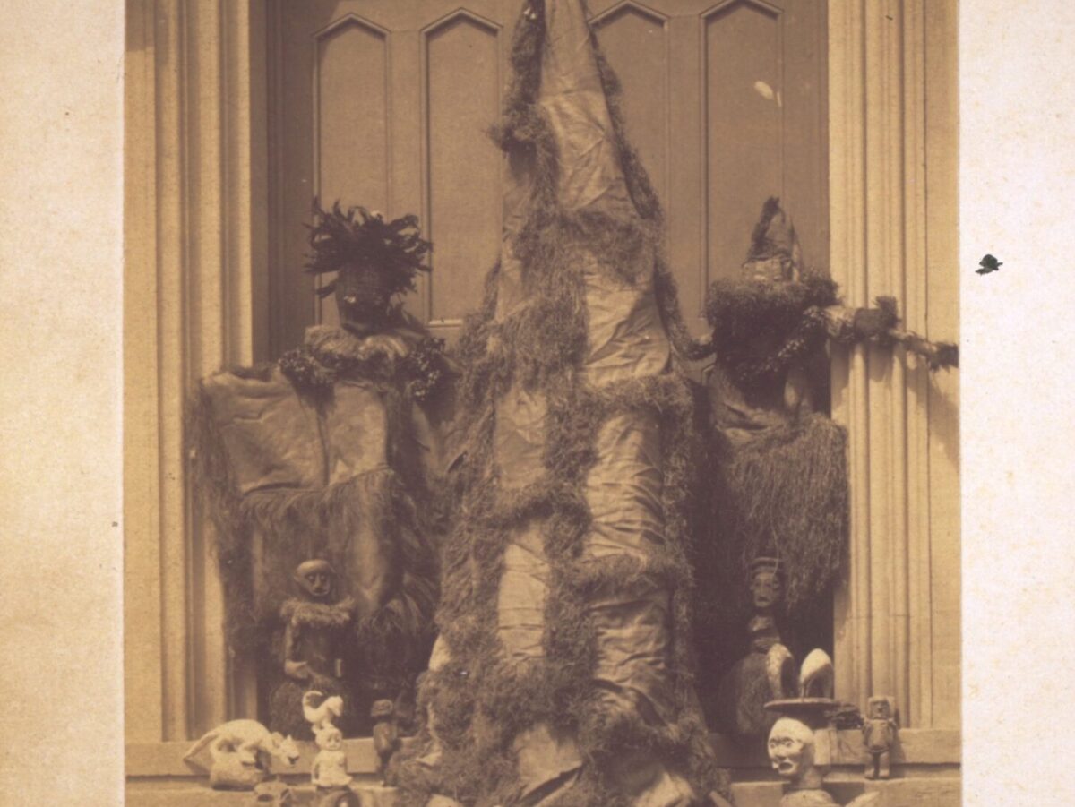 "Idols and magic things" - this is how the cult objects from Cameroon (photographed on the stairs of the Basel Mission House) were described in 1898.