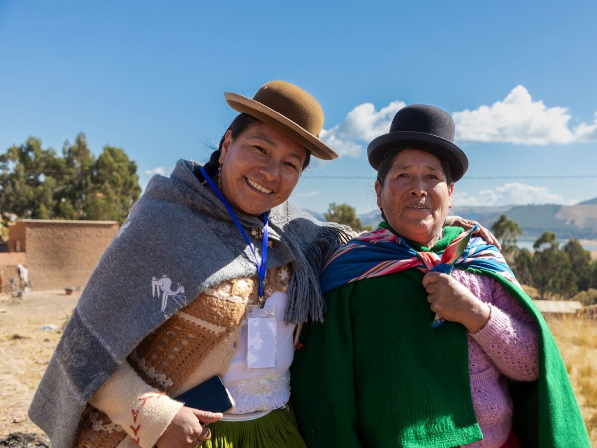 Die Aymara-Aktivistin Soraya Poma (links im Bild) mit einer Mitstreiterin. Foto zVg