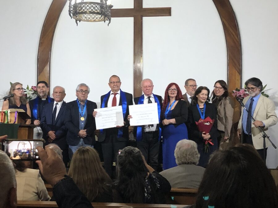 60º aniversario de la CTE en Chile. Varias personas están en el escenario y fueron homenajeadas durante un servicio festivo, entre ellas Karl F. Appl con un doctorado honoris causa.