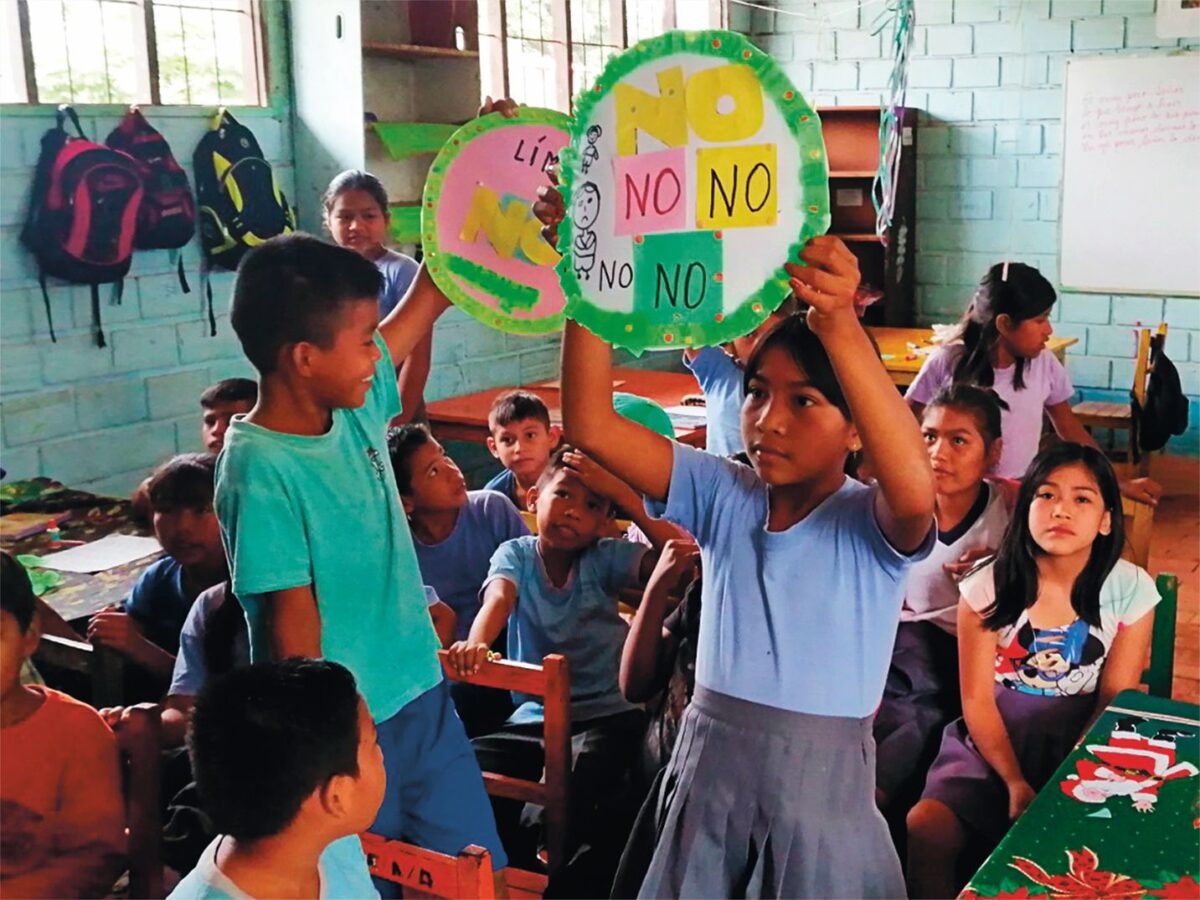 Pupils in Bolivia playfully deal with violence and assaults - prevention work by Machaqa Amawta.